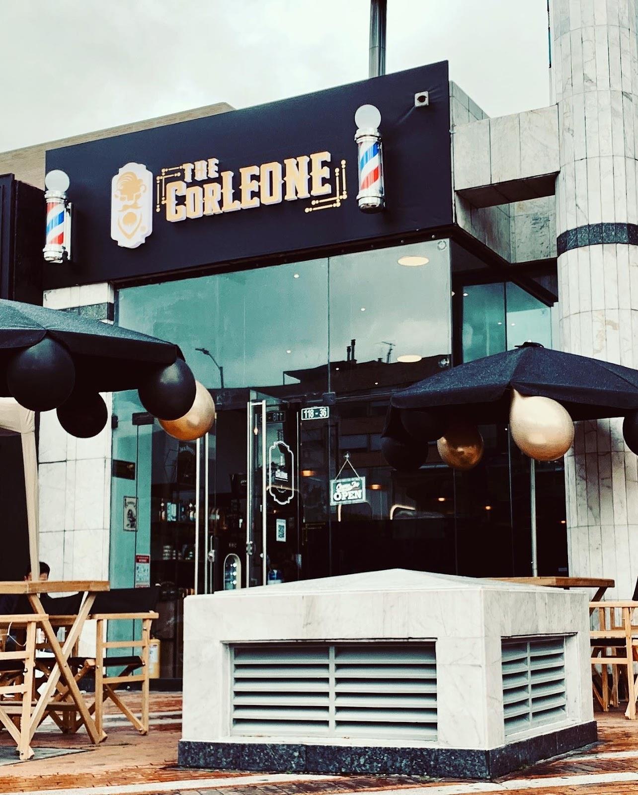 Fachada de la barbería cuando su letrero aún decía The CorLEONE