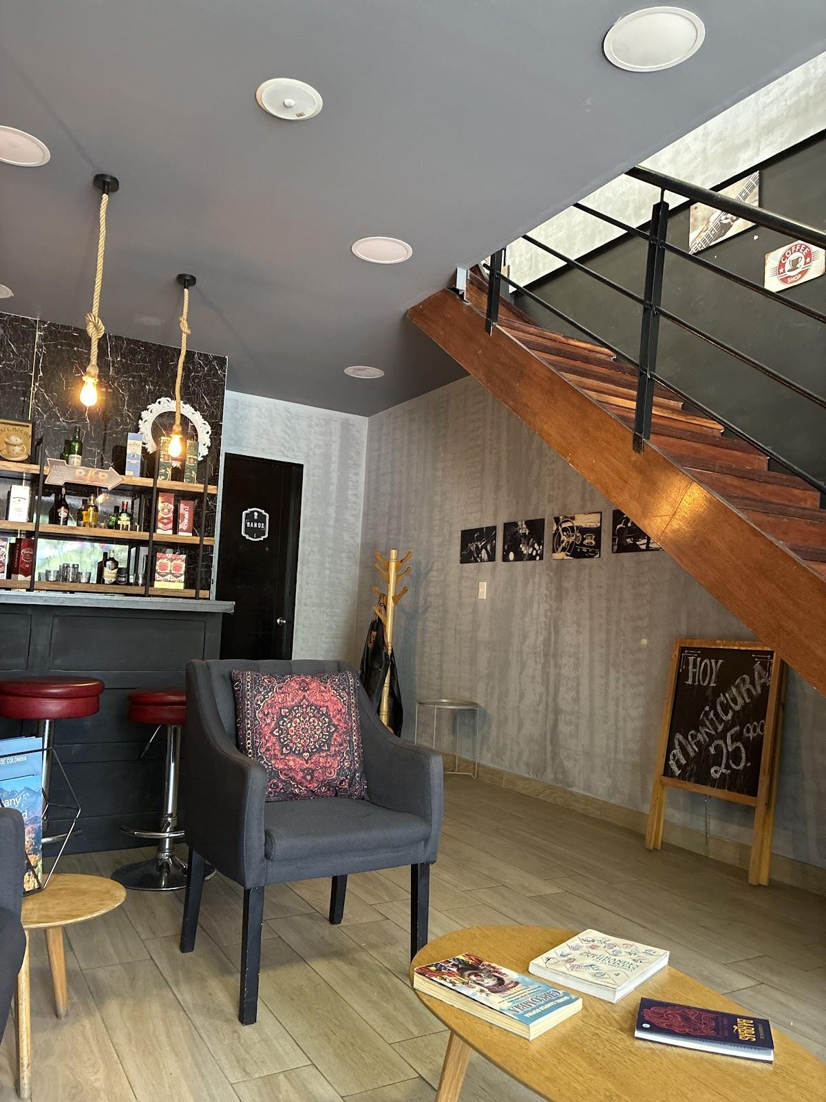 Sala de espera con sillón, escalera de madera y revistas sobre la mesa